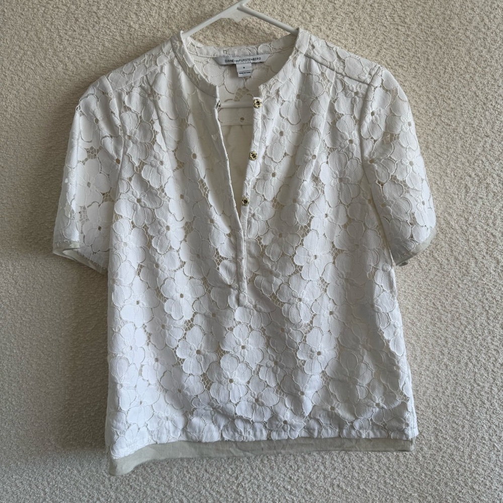 Diane Von Furstenberg Silk Blend White Floral Eyelit Short Sleeve Top‎ Size 6